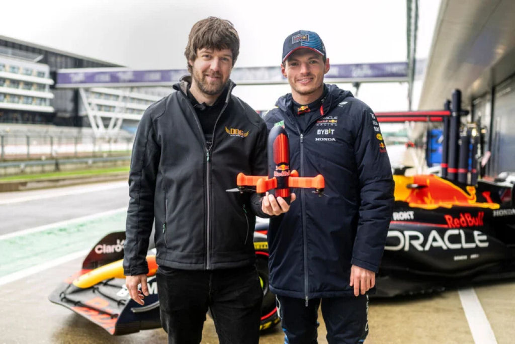 Ser que o drone mais rpido do mundo consegue igualar o campeo de F1 Max Verstappen?