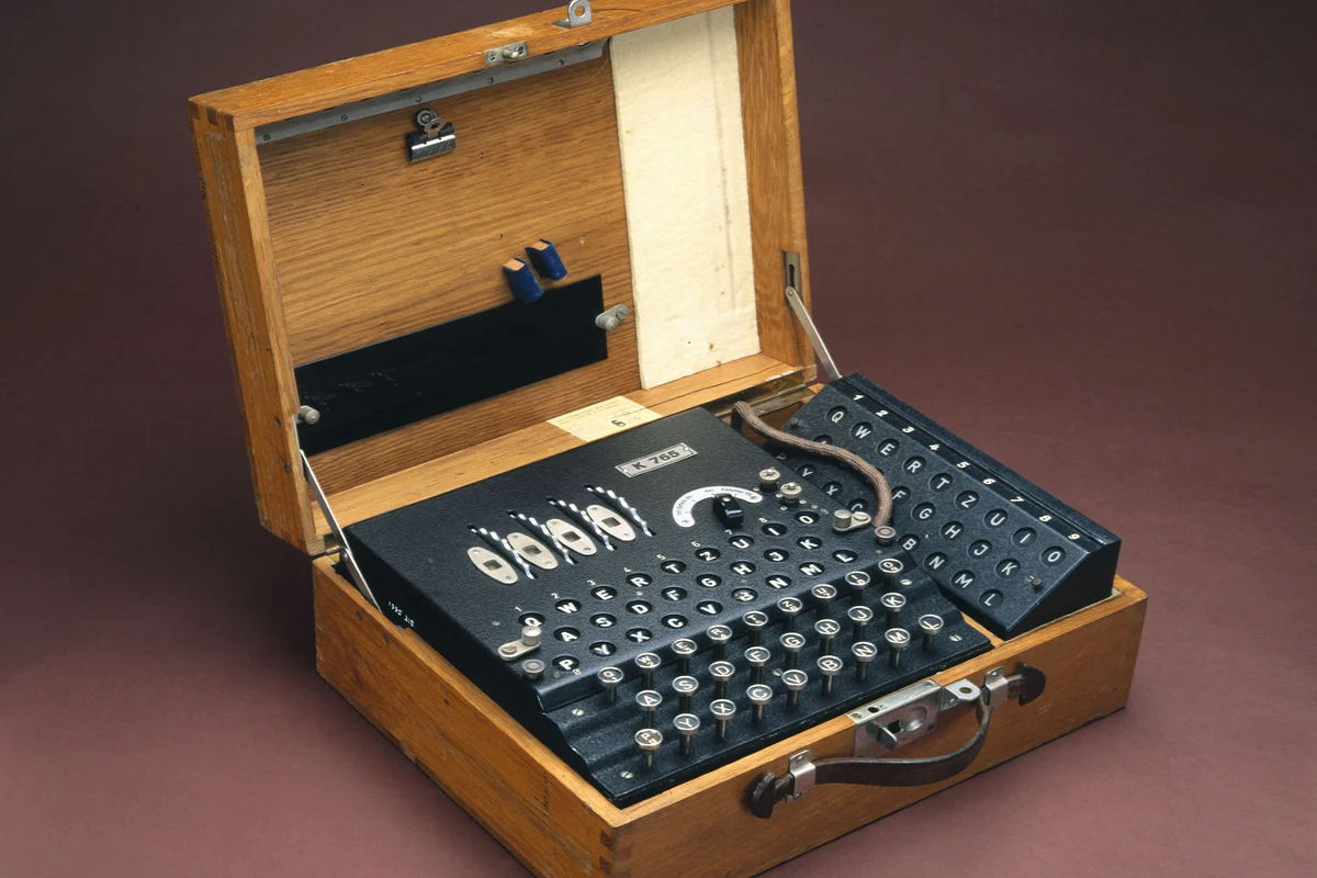 Como Alan Turing e seus colegas decifraram o código 'indecifrável' da Enigma nazista