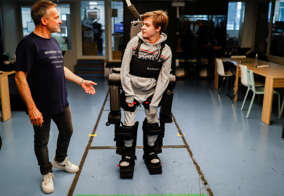 Francês cria exoesqueleto robótico para filho com paralisia poder andar