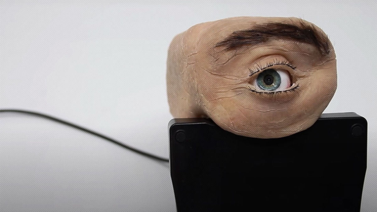 A inquietante webcam com aspecto de olho humano que pisca e segue o usuário