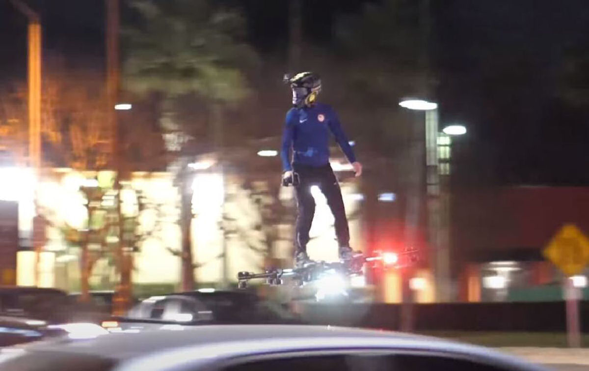Vídeo mostra homem voando com hoverboard nas ruas de Los Angeles