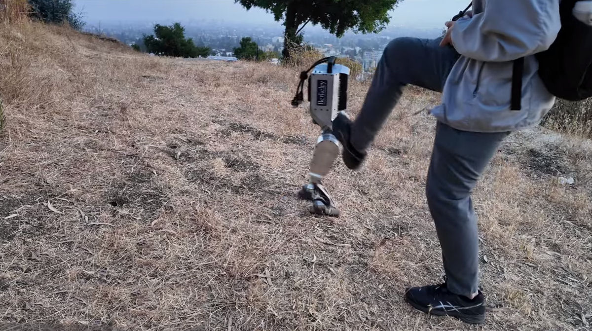 Robozinho bpede est passando pelo mesmo perrengue que os primeiros robs da Boston Dynamics