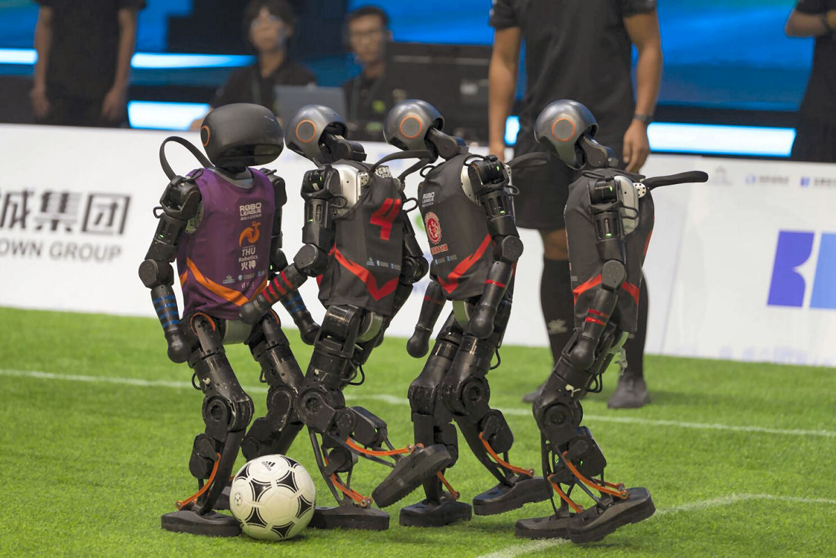 Robs humanoides da China geram mais entusiasmo no futebol do que humanos