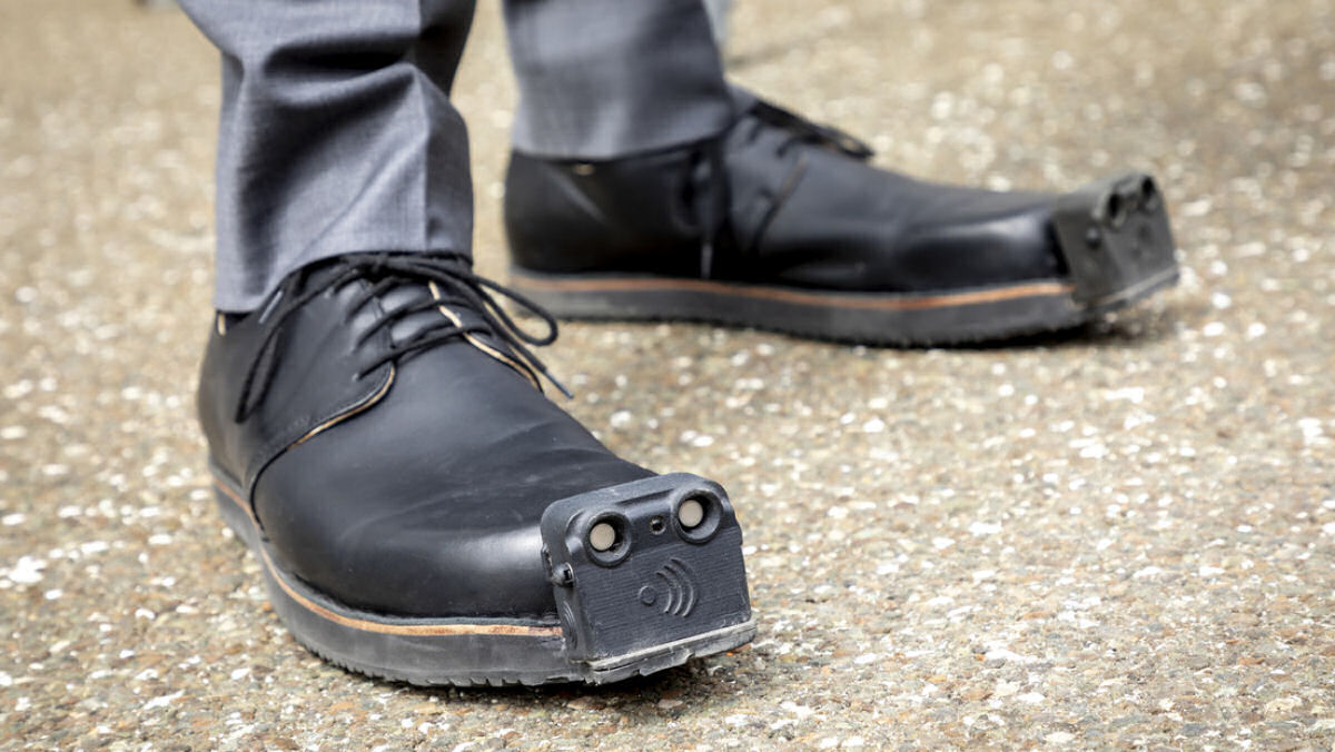 Sapatos-guia para cegos terá inteligência artificial que reconhece e identifica obstáculos