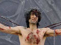 Um artista crucifica-se em Viena em protesto pelos abusos sexuais