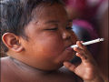 Garoto indonésio fuma 40 cigarros por dia