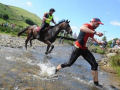 Uma corrida desigual de homens vs cavalos em Gales