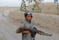 Polícia afegã treina utilizando fuzis de madeira