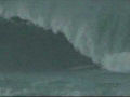 Um louco surfando uma onda gigante