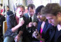 Banda toca uma canção no metrô utilizando 4 iPhones