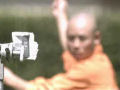 Monge Shaolin atravessa um cristal com um pequeno prego