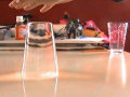 Brincando com a física: água que conserva a forma do copo