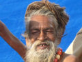 Sadhu indiano manteve sua mão direita levantada durante os últimos 38 anos