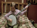 Garoto de oito anos arrebentando no banjo