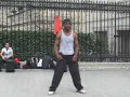 Impressionante dançarino de rua em Paris