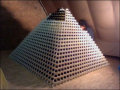 A incrível (quase) pirâmide de peças de dominó<br />
