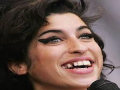 Amy Winehouse cancela sua turnê européia depois de um desastroso show em Belgrado