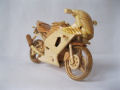 Artista ucraniano cria incríveis miniaturas de motos feitas com madeira