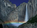 Arco-íris lunares no parque Yosemite