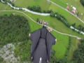 Um voo de wingsuit por uma cachoeira