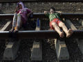 Perigosa terapia ferroviária praticado na Indonésia