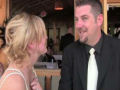 Homem surpreende a sua noiva celebrando um casamento surpresa