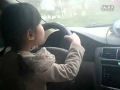 Garotinha de 4 anos dirigindo nas ruas chinesas