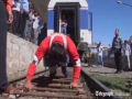 Homem puxa um trem de 100 toneladas na Síria
