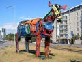 Artista finlandesa utiliza peças de carros velhos para fazer esculturas gigantes de vacas