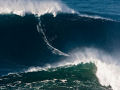 Bate o recorde do mundo ao surfar uma onda de 27,5 metros