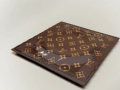 Sexo seguro para a elite: camisinha Louis Vuitton por 130 reais