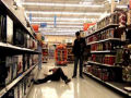 Nova modinha na Internet é fingir quedas em supermercados