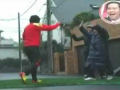 Japonês mete bola em ônibus em movimento