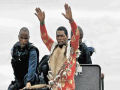 Fanáticos peregrinam ao lar do músico sul-africano que regressou da morte