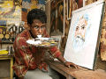 Artista indiano pinta com a língua
