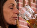 Estranho vício: mulher viciada em beber sua própria urina