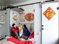 Família chinesa transforma banheiro em lar aconchegante