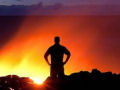 Fotógrafo arrisca a vida para tirar fotos do vulcão mais ativo do mundo