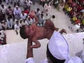 Polêmico ritual de lançamento de bebês na Índia, outra vez...