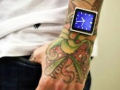 Tatuador implanta ímãs no pulso para poder usar iPod