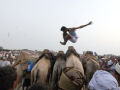 O antigo esporte de pular camelo no deserto do Iêmen