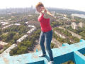 Jovem russa paquera com a morte em um arranha-céu de Moscou