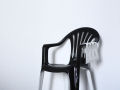 Artista dá vida a cadeiras de plástico
