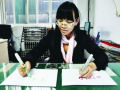 Garota chinesa consegue escrever com as duas mãos ao mesmo tempo, em diferentes idiomas