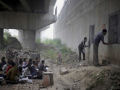 Crianças carentes indianas frequentam a escola ao ar livre debaixo de uma ponte