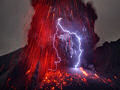 Um raio emerge de um vulcão em erupção
