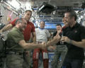 Chris Hadfield deixa o comando da Estação Espacial Internacional em grande estilo