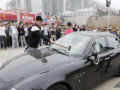 Chinês frustrado acaba com sua Maserati a base de marretadas