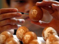 A requintada arte em ovos cinzelados de Pu Derong