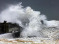 Tempestade com ondas enormes quase engole pessoas em Portugal